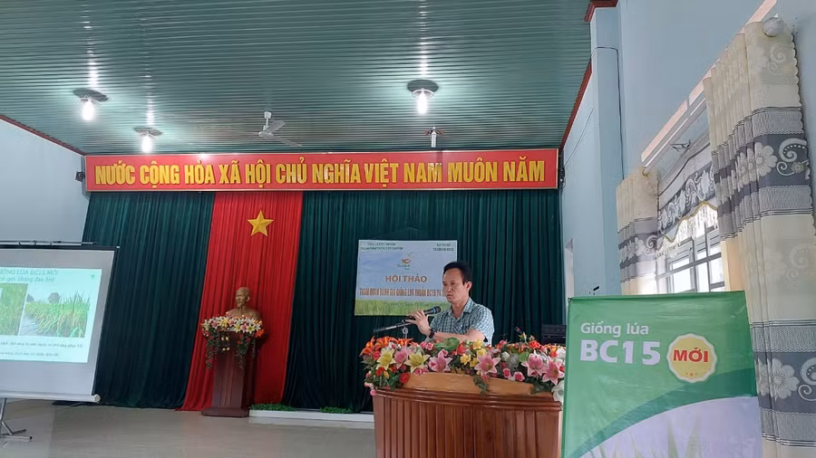 Phó Giám đốc Sở Nông nghiệp và PTNT Đoàn Ngọc Có phát biểu tại hội thảo giống lúa TBR97 và BC15 tại xã Chư Đang Ya. Ảnh: Nguyễn Diệp