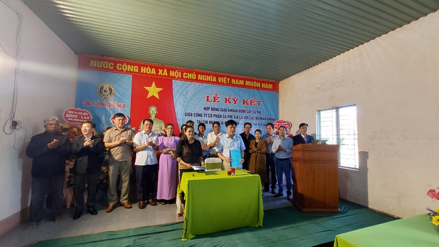 Lãnh đạo Công ty cổ phần Cà phê Gia Lai và hộ nhận khóa ký kết hợp đồng giao khoán vườn cà phê .Ảnh: Nguyễn Diệp Lãnh đạo Công ty cổ phần Cà phê Gia Lai và hộ nhận khóa ký kết hợp đồng giao khoán vườn cà phê .Ảnh: Nguyễn Diệp