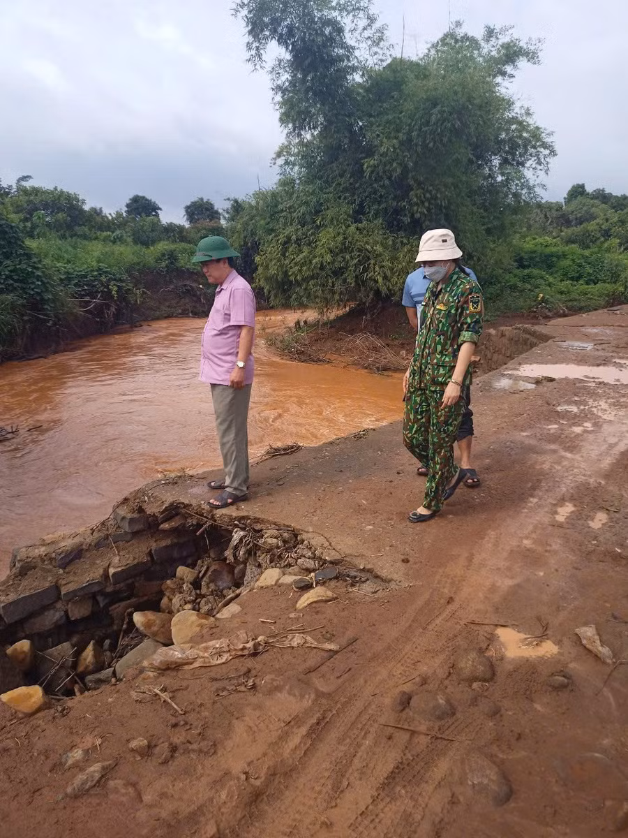 Lãnh đạo UBND huyện Đức Cơ kiểm tra các điểm xung yếu.Ảnh: Người dân cung cấp