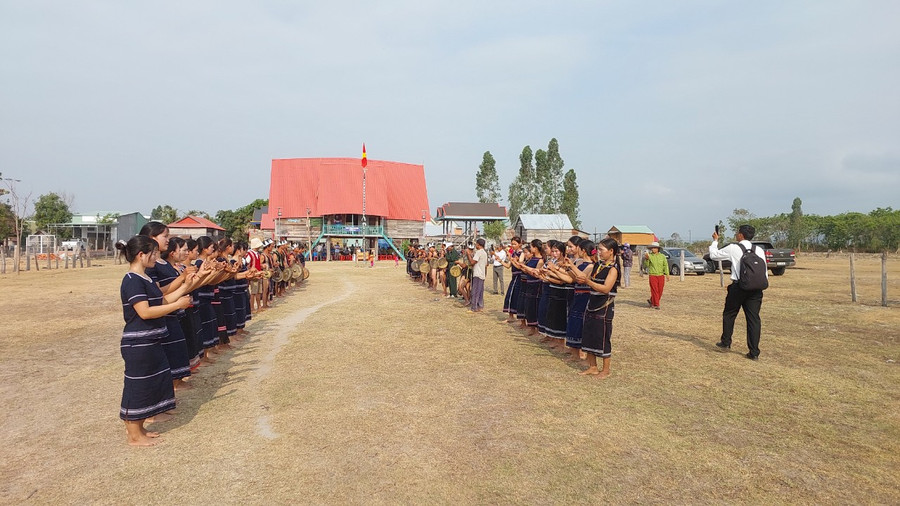 Đội cồng chiêng thôn 5, xã Pờ Tó biểu diễn tại lễ kết nghĩa. Ảnh: Nguyễn Diệp