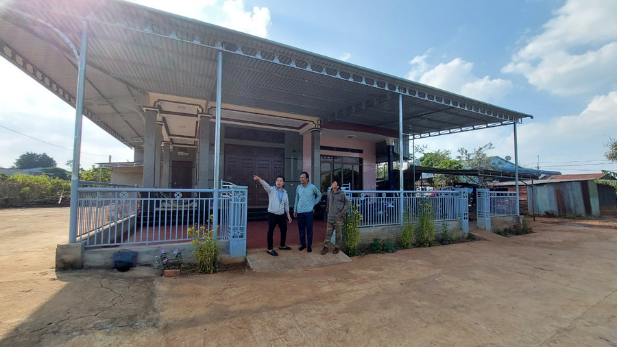 Ông R'com Hne (đứng giữa) bên căn nhà của gia đình cùng lãnh đạo UBND xã và Bí thư chi bộ kiêm thôn trưởng. Ảnh: Nguyễn Diệp Ông R'com Hne (đứng giữa) bên căn nhà của gia đình cùng lãnh đạo UBND xã và Bí thư chi bộ kiêm thôn trưởng. Ảnh: Nguyễn Diệp