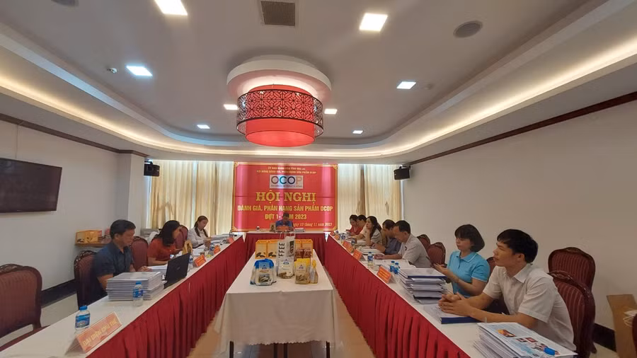 Các thành viên Hội đồng đánh giá, phân hạng sản phẩm OCOP cấp tỉnh năm 2023. Ảnh: Nguyễn Diệp