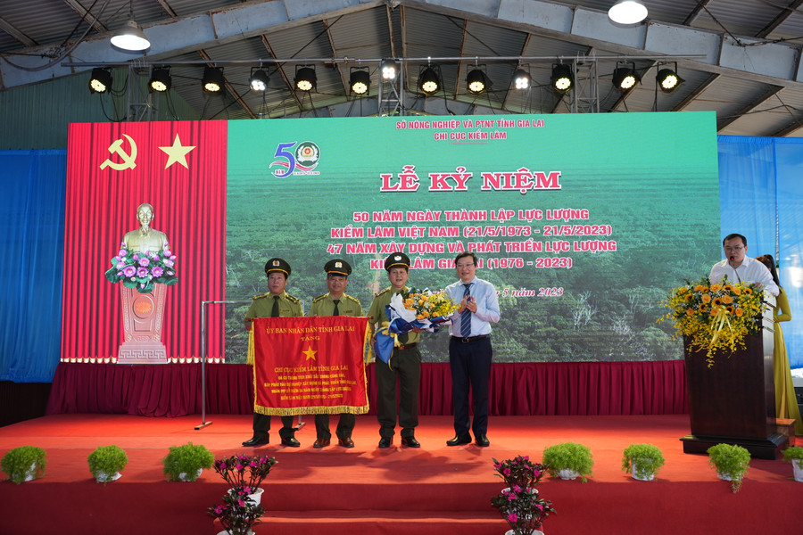Chủ tịch UBND tỉnh Trương Hải Long tặng Cờ "Vì sự nghiệp xây dựng và bảo vệ tỉnh Gia Lai'' cho Chi cục Kiểm lâm tỉnh. Ảnh: Nguyễn Diệp Chủ tịch UBND tỉnh Trương Hải Long tặng Cờ "Vì sự nghiệp xây dựng và bảo vệ tỉnh Gia Lai'' cho Chi cục Kiểm lâm tỉnh. Ảnh: Nguyễn Diệp