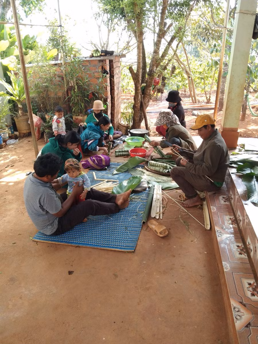 Người dân làng O Yố cùng gói bánh tét để đón Tết. Ảnh: Nguyễn Diệp