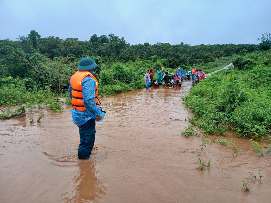 Các xã trên địa bàn huyện Đức Cơ bố trí lực lượng túc trực tại các điểm thường xuyên ngập cục bộ khi có mưa lớn. Ảnh: Hồng Thương Các xã trên địa bàn huyện Đức Cơ bố trí lực lượng túc trực tại các điểm thường xuyên ngập cục bộ khi có mưa lớn. Ảnh: Hồng Thương
