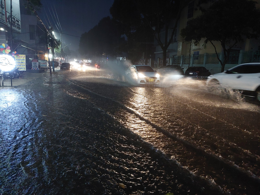 Một đoạn đường Phan Đình Phùng bị ngập nặng. Ảnh: Nguyễn Diệp Một đoạn đường Phan Đình Phùng bị ngập nặng. Ảnh: Nguyễn Diệp
