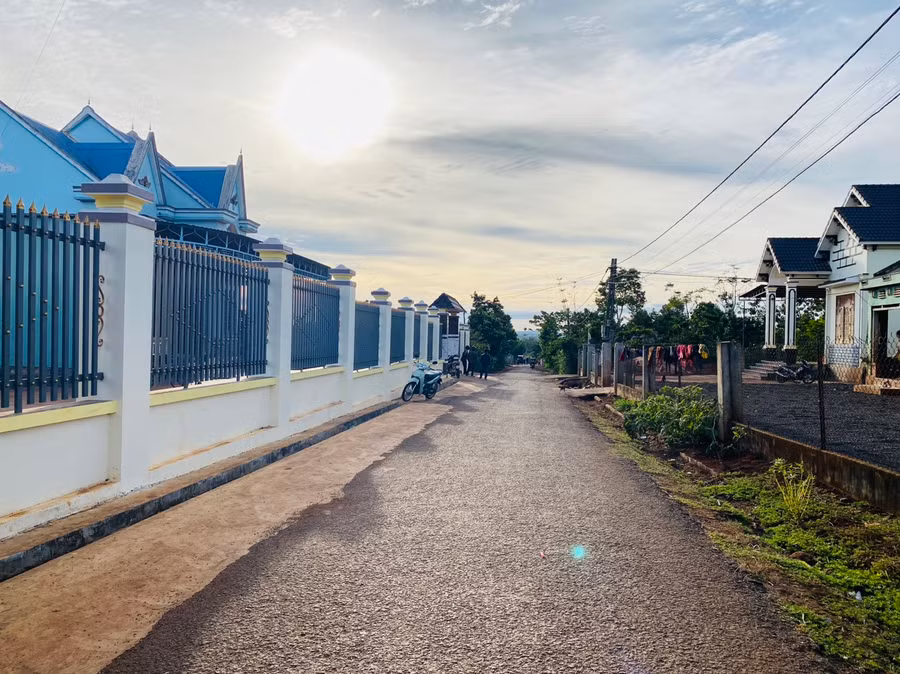 Những căn nhà mái Thái ở Dơk Rơng. Ảnh: Nguyễn Diệp.