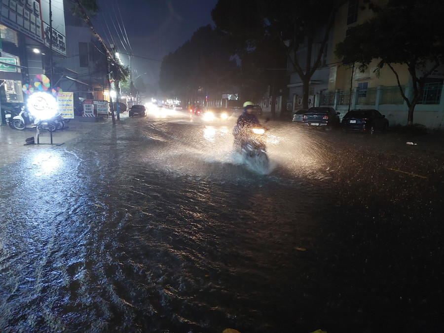 Nước ngập trên đường Phan Đình Phùng Nước ngập trên đường Phan Đình Phùng