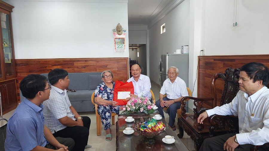 Đoàn đến thăm, tặng quà gia đình thương binh Nguyễn Thị Hồng ( tổ 6, phường An Phú). Ảnh: Nguyễn Diệp