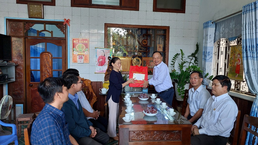 Phó Chủ tịch UBND tỉnh thăm, tặng quà gia đình bà Phạm Thị Thú ( tổ 4, phường An Bình). Ảnh: Nguyễn Diệp