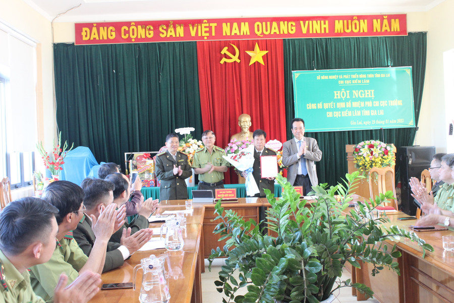 Giám đốc Sở Nông nghiệp và PTNT trao quyết định bổ nhiệm Phó Chi cục trưởng Chi cục Kiểm lâm Gia Lai. Ảnh: Nguyễn Diệp Giám đốc Sở Nông nghiệp và PTNT trao quyết định bổ nhiệm Phó Chi cục trưởng Chi cục Kiểm lâm Gia Lai. Ảnh: Nguyễn Diệp