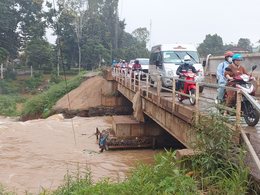 Mưa lớn khiến nhiều phương tiện lưu thông trên quốc lộ 19-đoạn cầu tạm xã An Phú (TP.pleiku)-gặp nhiều khó khăn. Ảnh: Nguyễn Diệp Mưa lớn khiến nhiều phương tiện lưu thông trên quốc lộ 19-đoạn cầu tạm xã An Phú (TP.pleiku)-gặp nhiều khó khăn. Ảnh: Nguyễn Diệp