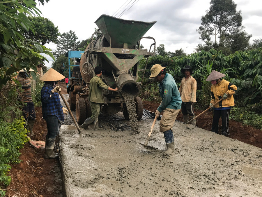 Người dân xã Ia Ka (huyện Chư Păh) chung sức làm đường giao thông nông thôn. Ảnh: Nguyễn Diệp Người dân xã Ia Ka (huyện Chư Păh) chung sức làm đường giao thông nông thôn. Ảnh: Nguyễn Diệp