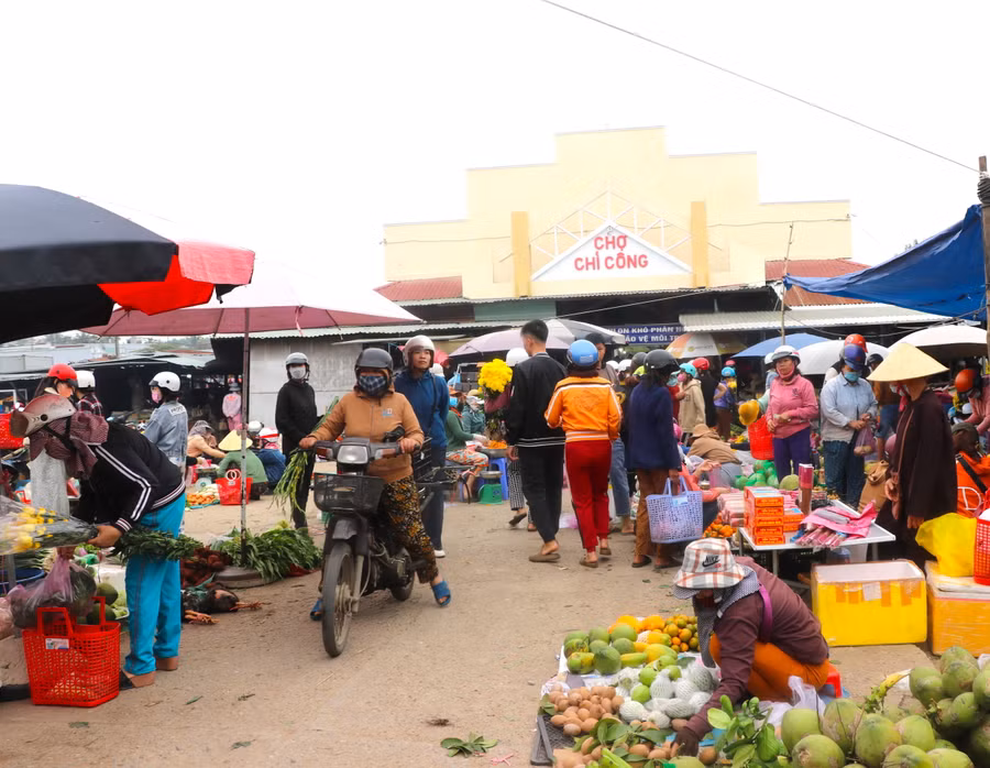 Chợ Chí Công (thôn Hiệp An, xã Tân An, huyện Đak Pơ) tấp nập người mua bán. Ảnh: Ngọc Minh