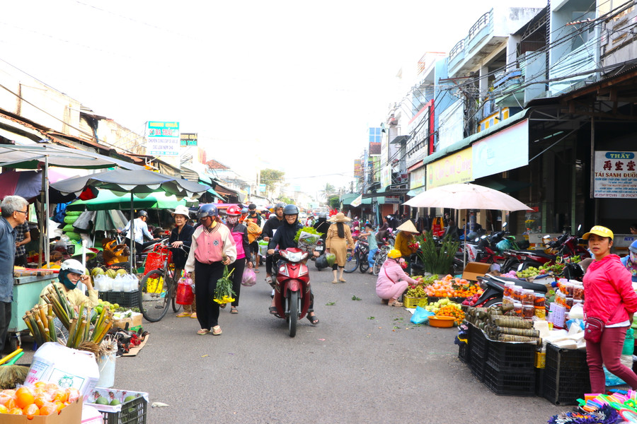Tại chợ An Khê (thị xã An Khê) hàng Tết được các tiểu thương, người sản xuất bày bán la liệt. Ảnh: Ngọc Minh Tại chợ An Khê (thị xã An Khê) hàng Tết được các tiểu thương, người sản xuất bày bán la liệt. Ảnh: Ngọc Minh