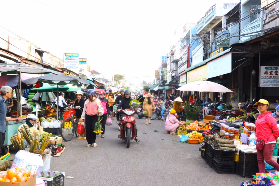 Tại chợ An Khê (thị xã An Khê) hàng Tết được các tiểu thương, người sản xuất bày bán la liệt. Ảnh: Ngọc Minh