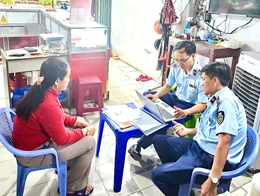 Đoàn kiểm tra làm việc tại doanh nghiệp. Ảnh: Đơn vị cung cấp Đoàn kiểm tra làm việc tại doanh nghiệp. Ảnh: Đơn vị cung cấp