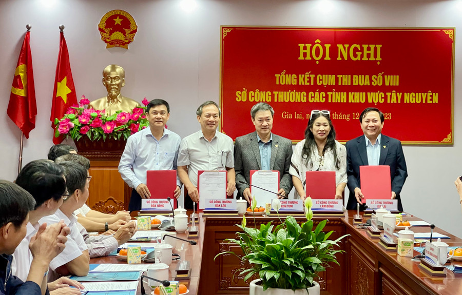 Các đơn vị thành viên trong Cụm thi đua số VIII ký giao ước thi đua năm 2024. Ảnh: V.T