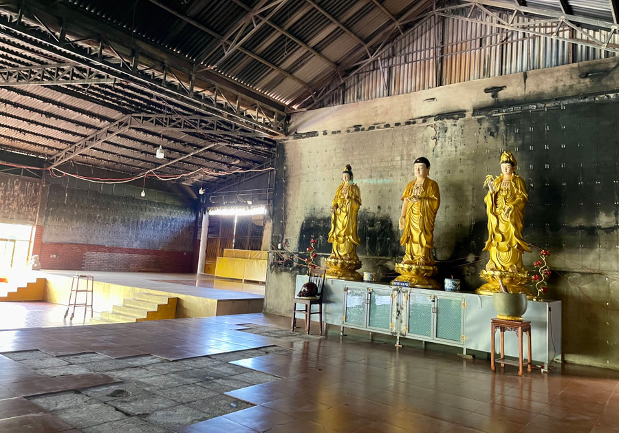 Các pho tượng sẽ được sơn sửa lại. Ảnh: V.T