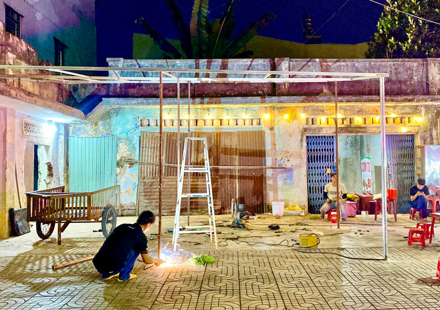 Các hộ kinh doanh may mắn mượn được mặt bằng nhà hàng Ngọc Lâm đang khẩn trương làm mái che để đưa hoạt động mua bán trở lại. Ảnh: Hà Duy Các hộ kinh doanh may mắn mượn được mặt bằng nhà hàng Ngọc Lâm đang khẩn trương làm mái che để đưa hoạt động mua bán trở lại. Ảnh: Hà Duy