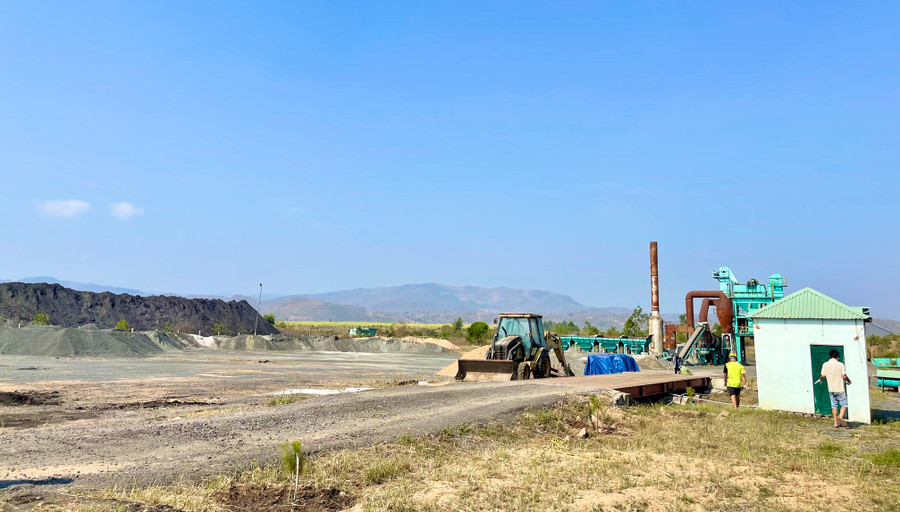 Trạm trộn bê tông nhựa nóng của Công ty cổ phần Quản lý và sửa chữa đường bộ Gia Lai. Ảnh: V.T Trạm trộn bê tông nhựa nóng của Công ty cổ phần Quản lý và sửa chữa đường bộ Gia Lai. Ảnh: V.T