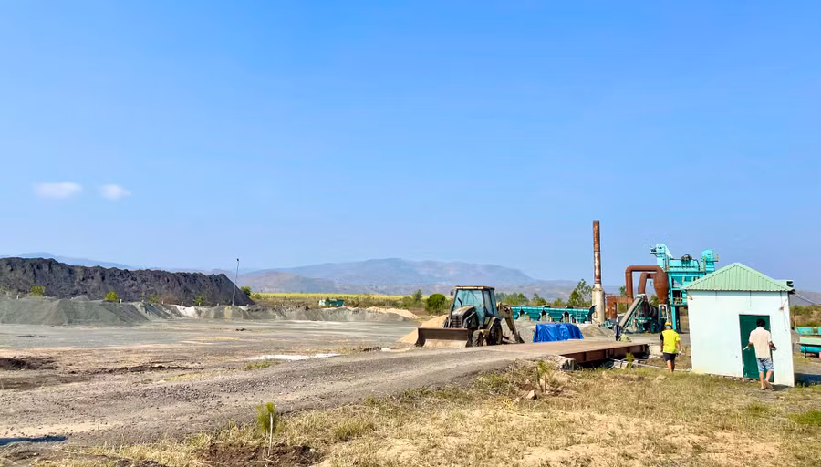 Trạm trộn bê tông nhựa nóng của Công ty cổ phần Quản lý và sửa chữa đường bộ Gia Lai. Ảnh: V.T