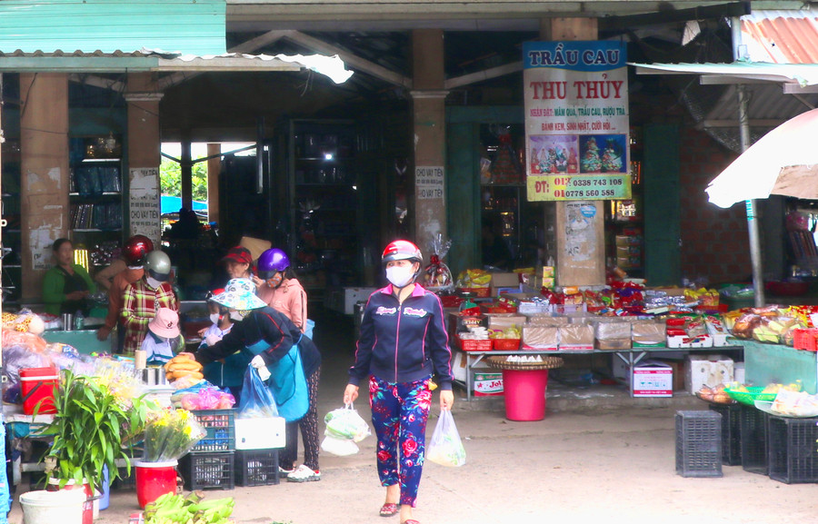 Chợ truyền thống trên địa bàn huyện Đak Pơ mua bán nhộn nhịp hơn trong kỳ nghỉ lễ 2-9. Ảnh: Ngọc Minh