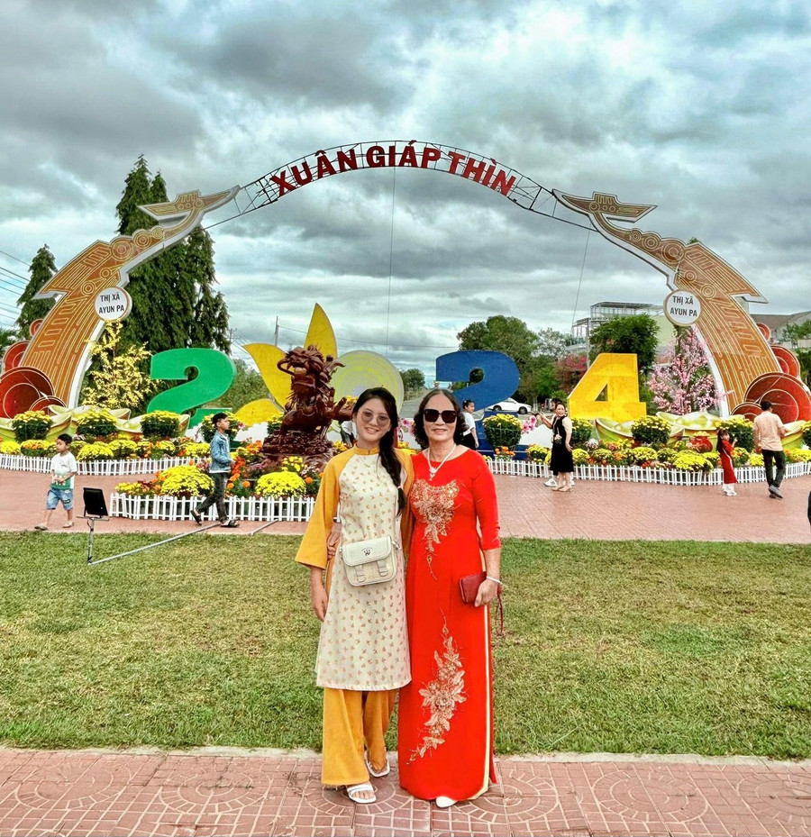 Người dân thị xã Ayun Pa nô nức du xuân. Ảnh: Vũ Chi Người dân thị xã Ayun Pa nô nức du xuân. Ảnh: Vũ Chi