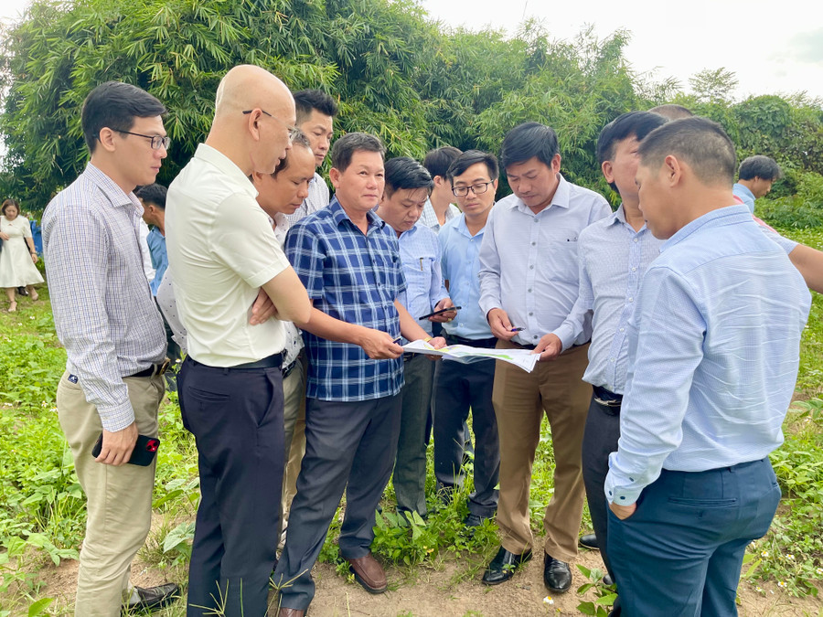 Đoàn đến khảo sát tại địa điểm quy hoạch Trung tâm logistics thuộc xã Đak Ta Ley (huyện Mang Yang). Ảnh: Vũ Thảo Đoàn đến khảo sát tại địa điểm quy hoạch Trung tâm logistics thuộc xã Đak Ta Ley (huyện Mang Yang). Ảnh: Vũ Thảo