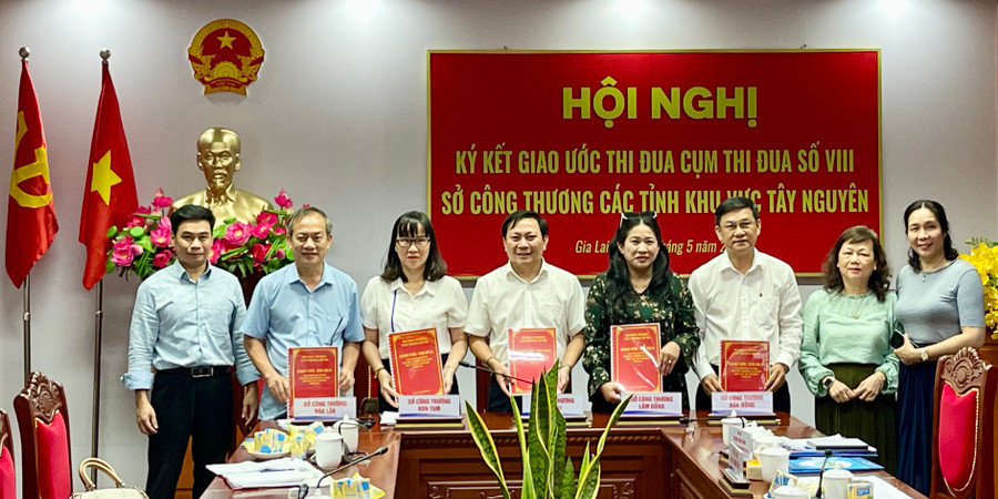 Cụm thi đua số VIII các tỉnh khu vực Tây Nguyên ký kết giao ước thi đua năm 2023. Ảnh: Vũ Thảo Cụm thi đua số VIII các tỉnh khu vực Tây Nguyên ký kết giao ước thi đua năm 2023. Ảnh: Vũ Thảo