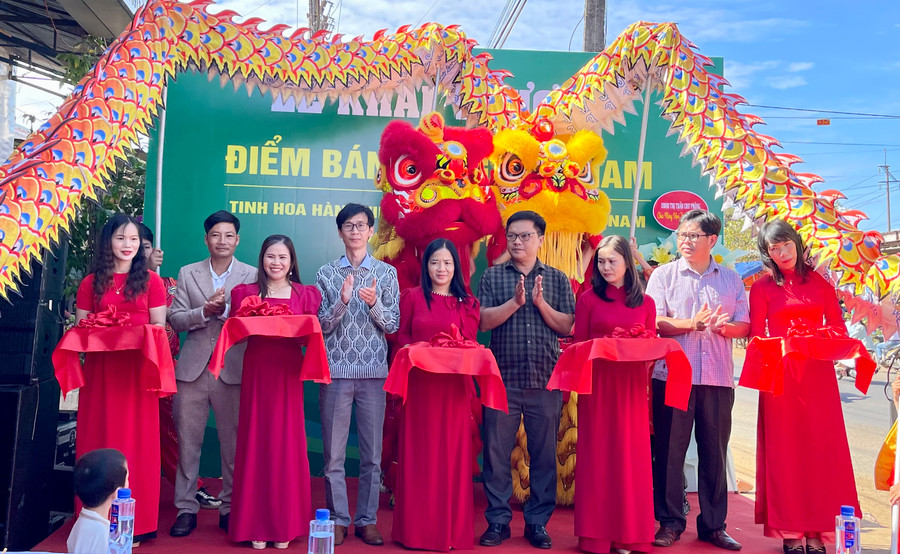Các đại biểu cắt băng khai trương điểm bán hàng Việt Nam tại Chư Prông. Ảnh: V.T Các đại biểu cắt băng khai trương điểm bán hàng Việt Nam tại Chư Prông. Ảnh: V.T