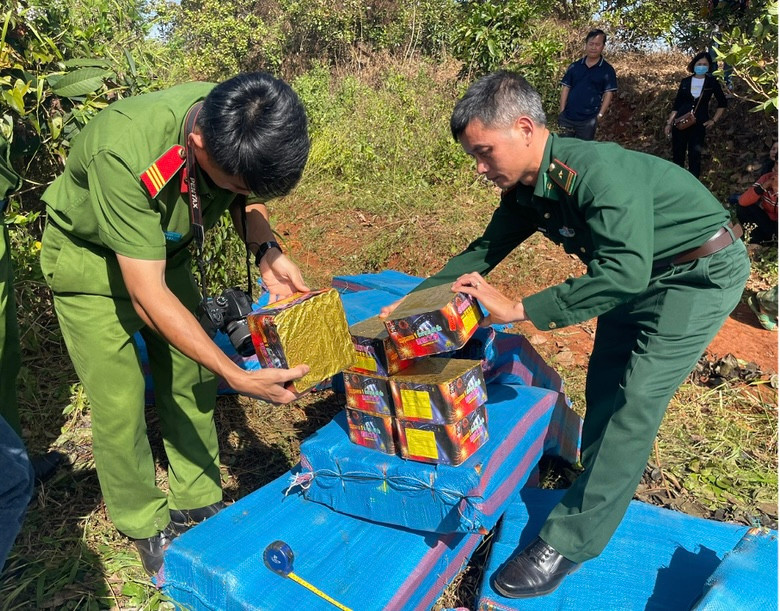 Lực lượng chức năng kiểm đếm hàng hóa vi phạm. Ảnh: ĐVCC Lực lượng chức năng kiểm đếm hàng hóa vi phạm. Ảnh: ĐVCC