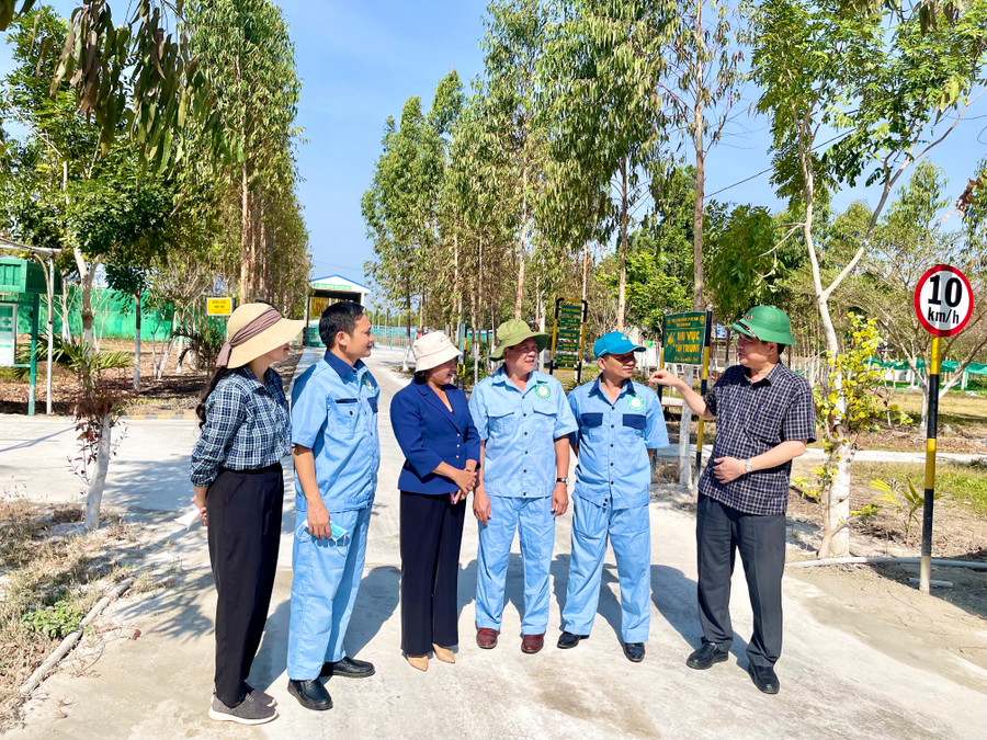 Tổ giám sát số 2 thuộc Đoàn giám sát của HĐND tỉnh Gia Lai khảo sát dự án chăn nuôi của Công ty cổ phần nông nghiệp Navifarm. Ảnh: V.T