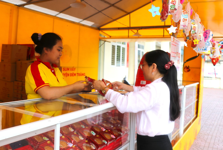 Càng gần đến ngày rằm tháng 8, người dân thị xã An Khê mua bánh Trung thu nhiều hơn. Ảnh: Ngọc Minh Càng gần đến ngày rằm tháng 8, người dân thị xã An Khê mua bánh Trung thu nhiều hơn. Ảnh: Ngọc Minh