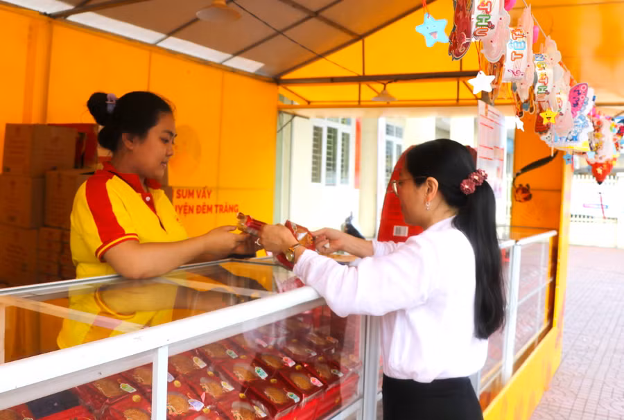 Càng gần đến ngày rằm tháng 8, người dân thị xã An Khê mua bánh Trung thu nhiều hơn. Ảnh: Ngọc Minh