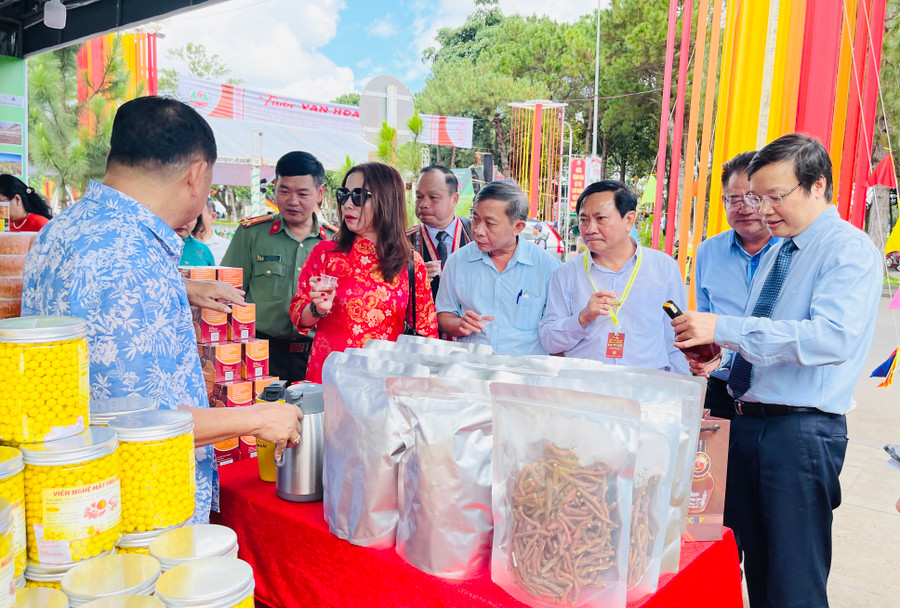 Chủ tịch UBND tỉnh Trương Hải Long (đứng đầu tiên từ phải qua) cùng lãnh đạo các sở, ngành tham quan gian hàng tại Hội chợ. Ảnh: V.T Chủ tịch UBND tỉnh Trương Hải Long (đứng đầu tiên từ phải qua) cùng lãnh đạo các sở, ngành tham quan gian hàng tại Hội chợ. Ảnh: V.T