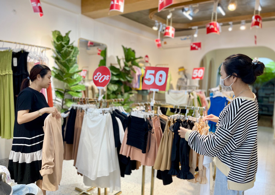 Hàng thời trang mặc dù áp dụng giảm giá nhiều nhưng sức tiêu thụ lại không bằng mọi năm. Ảnh: Vũ Thảo