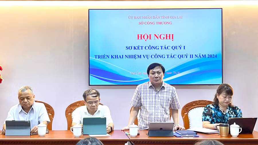 Ông Phạm Văn Binh-Giám đốc Sở Công thương Gia Lai phát biểu chỉ đạo tại hội nghị. Ảnh: V.T
