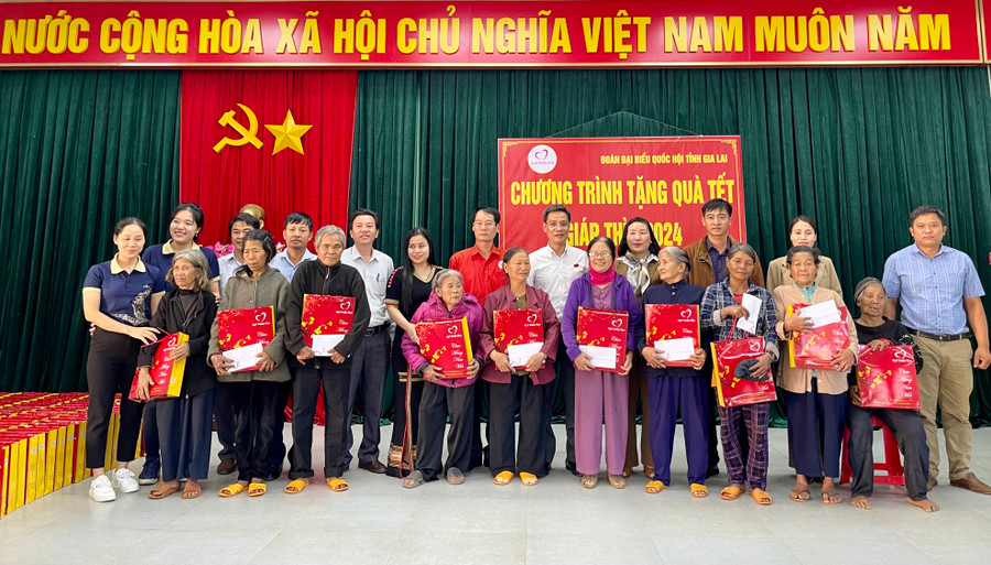 Trao quà Tết cho người dân xã Ia Tô, huyện Ia Grai. Ảnh: Vũ Thảo Trao quà Tết cho người dân xã Ia Tô, huyện Ia Grai. Ảnh: Vũ Thảo