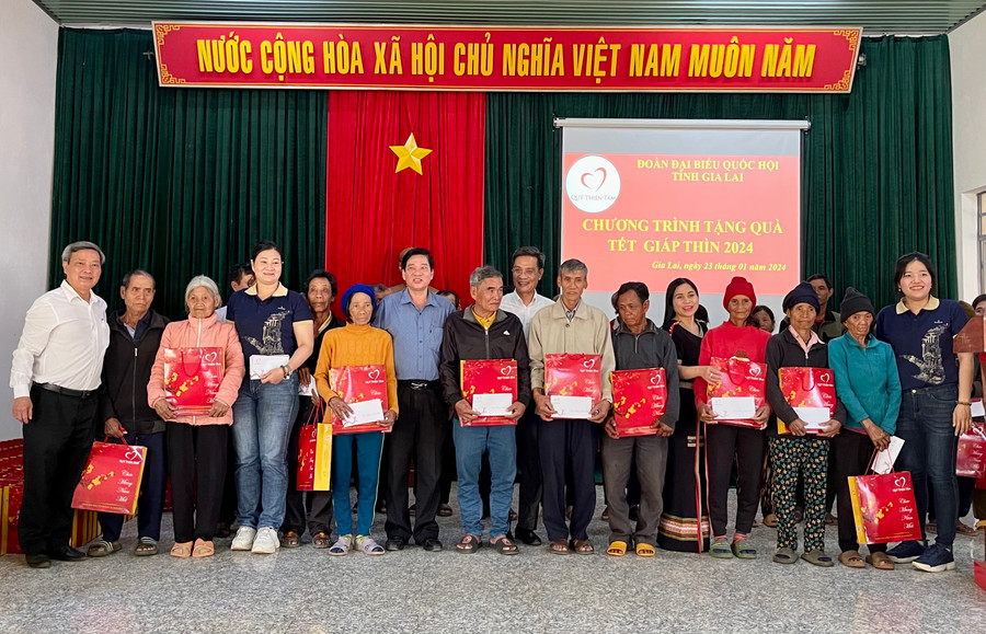 Trao 500 suất quà Tết của Quỹ Thiện Tâm-Vingroup cho người nghèo tại huyện Chư Păh. Ảnh: Vũ Thảo