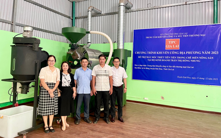 Việc ứng dụng máy móc thiết bị tiên tiến trong chế biến nông sản sẽ hỗ trợ hộ kinh doanh nâng cao các tiêu chuẩn chất lượng cho sản phẩm. Ảnh: Vũ Thảo