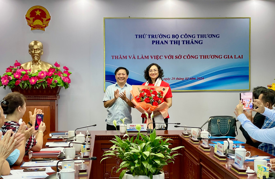 Thứ trưởng Bộ Công Thương Phan Thị Thắng làm việc với Sở Công Thương Gia Lai. Ảnh: V.T Thứ trưởng Bộ Công Thương Phan Thị Thắng làm việc với Sở Công Thương Gia Lai. Ảnh: V.T