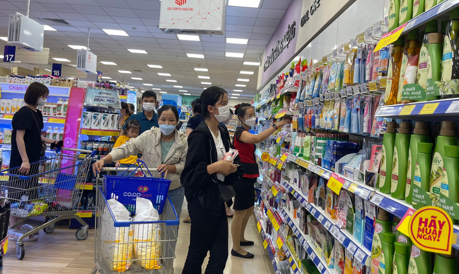 Lượng khách hàng đến tham quan, mua sắm tại Siêu thị Co.opmart Pleiku tăng gấp đôi so ngày thường. Ảnh: Vũ Thảo