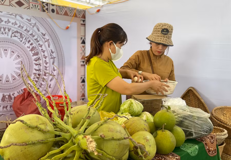Rau của quả trong vườn nhà được bà con đem đến giới thiệu và bày bán tại hội chợ. Ảnh: V.T