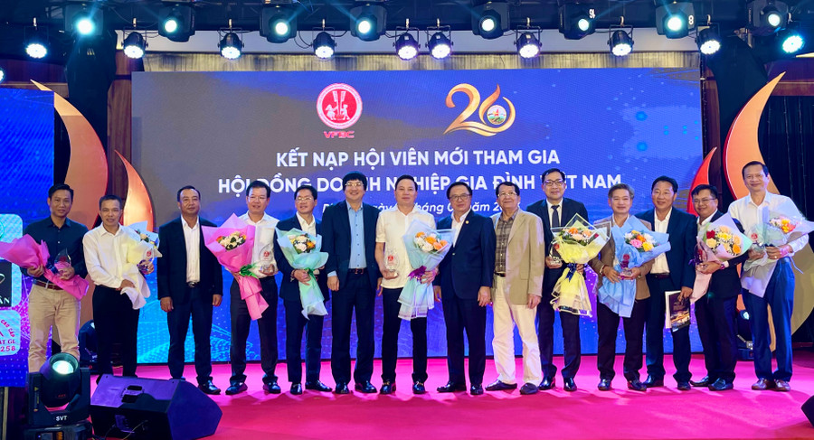 Kết nạp 9 hội viên mới tham gia Hội đồng Doanh nghiệp gia đình Việt Nam. Ảnh: V.T