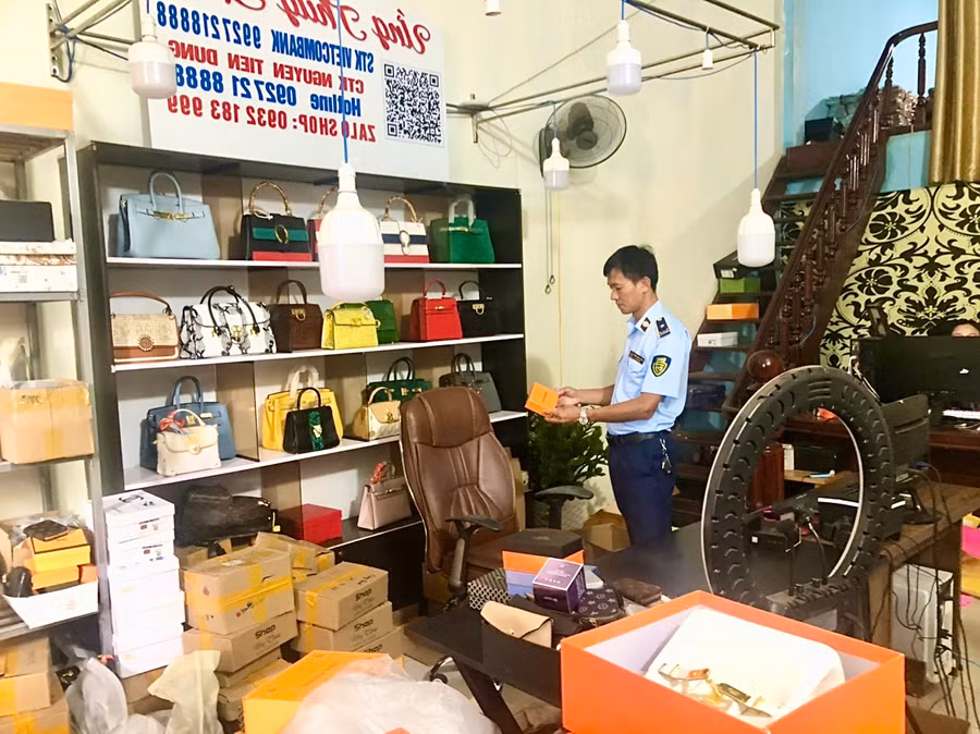 Lực lượng chức năng kiểm đếm hàng hóa vi phạm. Ảnh: Cục Quản lý Thị trường tỉnh Gia Lai