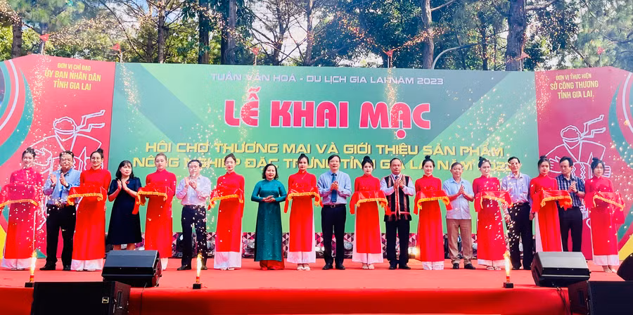 Các đại biểu cắt băng khai mạc Hội chợ. Ảnh: V.T Các đại biểu cắt băng khai mạc Hội chợ. Ảnh: V.T