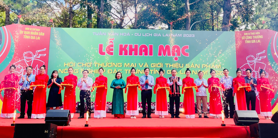 Các đại biểu cắt băng khai mạc Hội chợ. Ảnh: V.T Các đại biểu cắt băng khai mạc Hội chợ. Ảnh: V.T