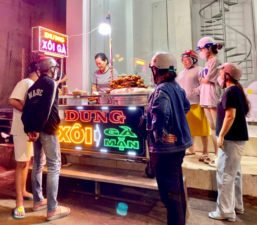 Tiệm xôi của chị Trần Thị Mỹ Dung được nhiều người ưa thích. Ảnh: Hà Duy Tiệm xôi của chị Trần Thị Mỹ Dung được nhiều người ưa thích. Ảnh: Hà Duy