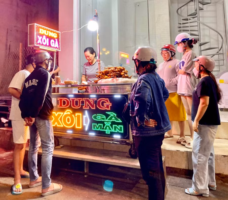 Tiệm xôi của chị Trần Thị Mỹ Dung được nhiều người ưa thích. Ảnh: Hà Duy Tiệm xôi của chị Trần Thị Mỹ Dung được nhiều người ưa thích. Ảnh: Hà Duy